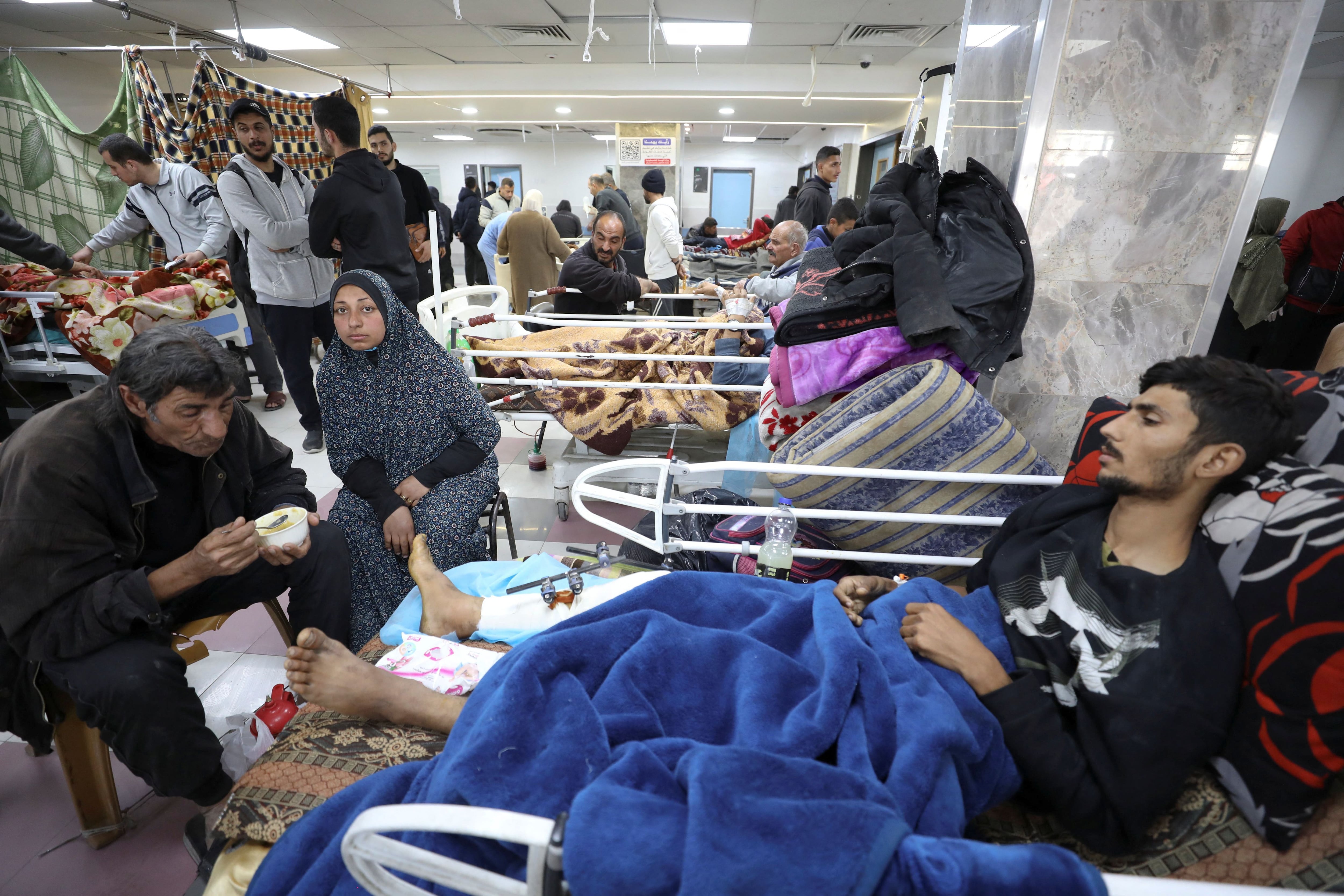 Palestinos que resultaron heridos por fuego israelí mientras esperaban ayuda, según funcionarios sanitarios, yacen en camas del hospital Al Shifa, en la ciudad de Gaza. 1 de marzo de 2024. REUTERS/Kosay Al Nemer
