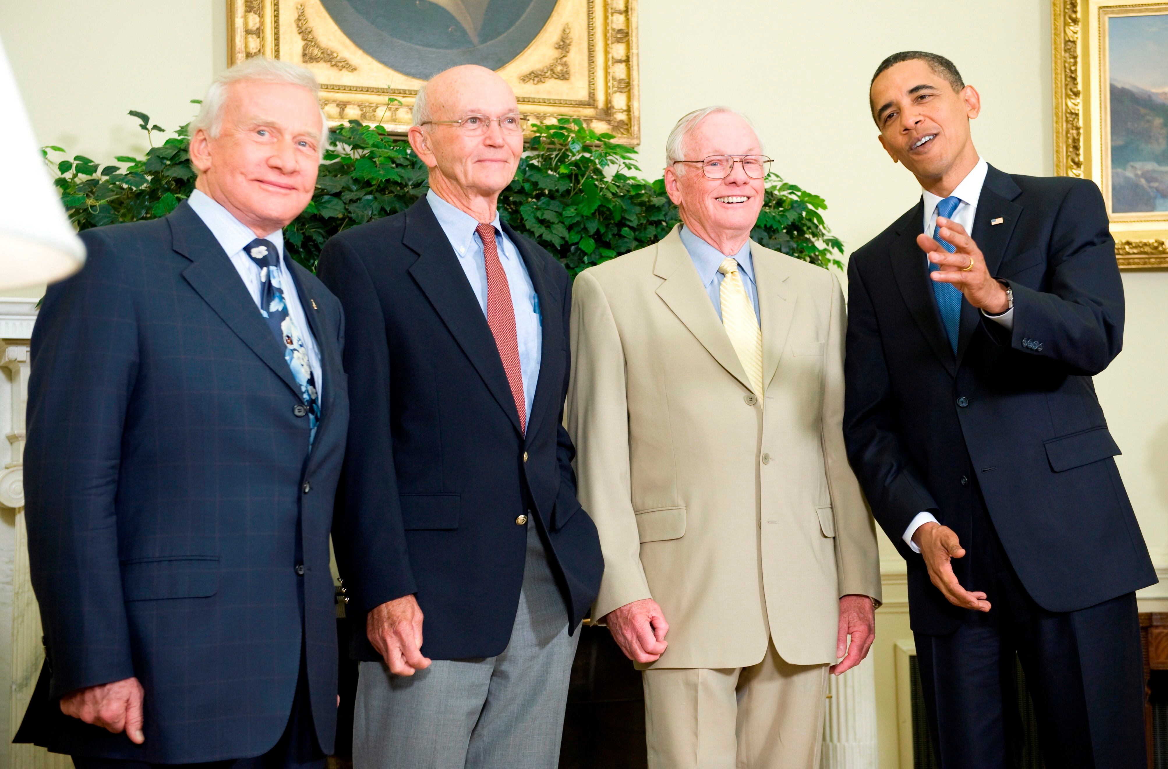 (De izquierda a derecha) Los miembros de la tripulación del Apolo 11, Buzz Aldrin, Michael Collins, Neil Armstrong posan con el expresidente estadounidense Barack Obama en Washington DC, Estados UnidosEFE / EPA / Matthew Cavanaugh/Archivo
