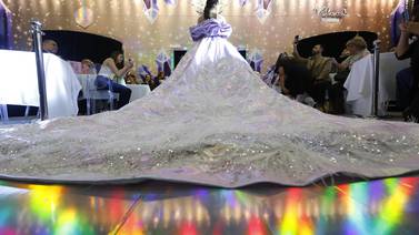Diseñadores en México exhiben un vestido con 3.000 cristales de Swarovski