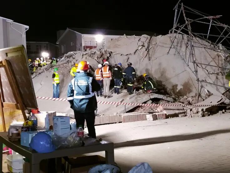 Al menos 6 muertos y casi 50 personas atrapadas al derrumbarse un edificio en Sudáfrica