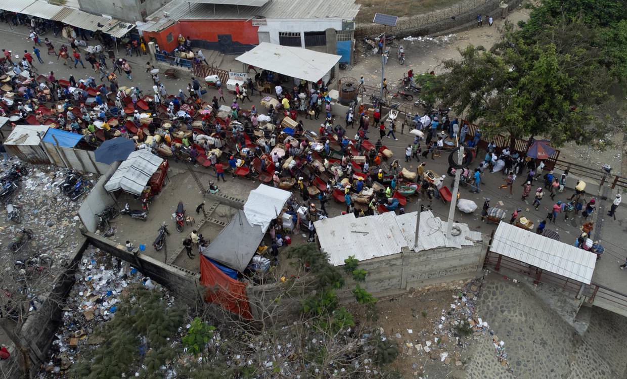 Imagen de archivo de haitianos que esperan en el paso de Oaunaminthe (Haití) para cruzar la frontera y abastecerse de productos, principalmente alimentos, en el Mercado Binacional en Dajabón (República Dominicana). EFE/Orlando Barría