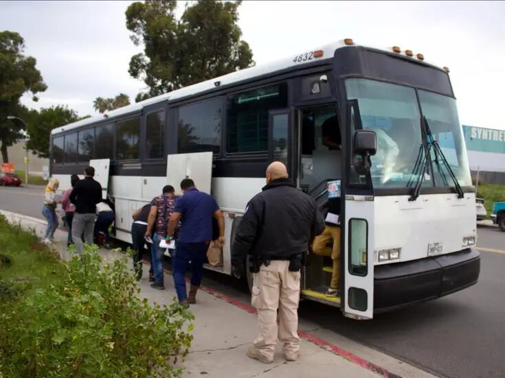 Liberan a cientos de migrantes en centro de tránsito de San Diego