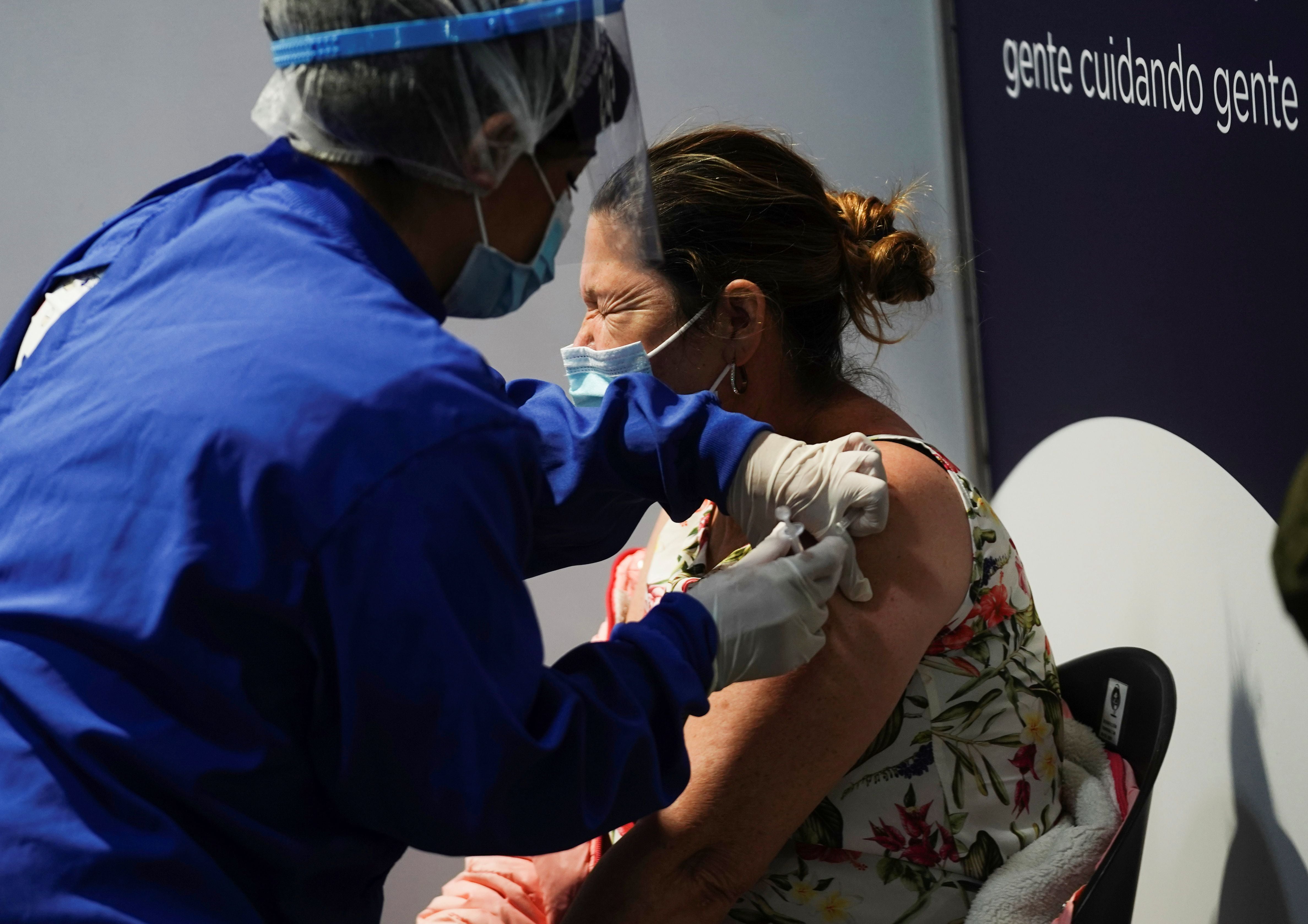 Una mujer recibe una vacuna contra el COVID-19 en un centro de inmunización instalado por el Gobierno en Bogotá, Colombia. Junio 8, 2021. REUTERS/Nathalia Angarita