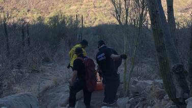 Bomberos de Hermosillo rescatan a mujer del Cerro El Bachoco; se lastimó el tobillo