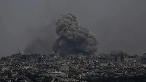 Nuevo bombardeo en Gaza eleva número de muertos a casi 34 mil