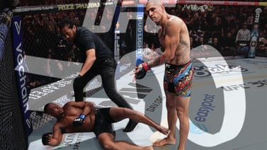 UFC 300: Alex Pereira retiene el título de peso semipesado con un impresionante nocaut técnico sobre Jamahal Hill