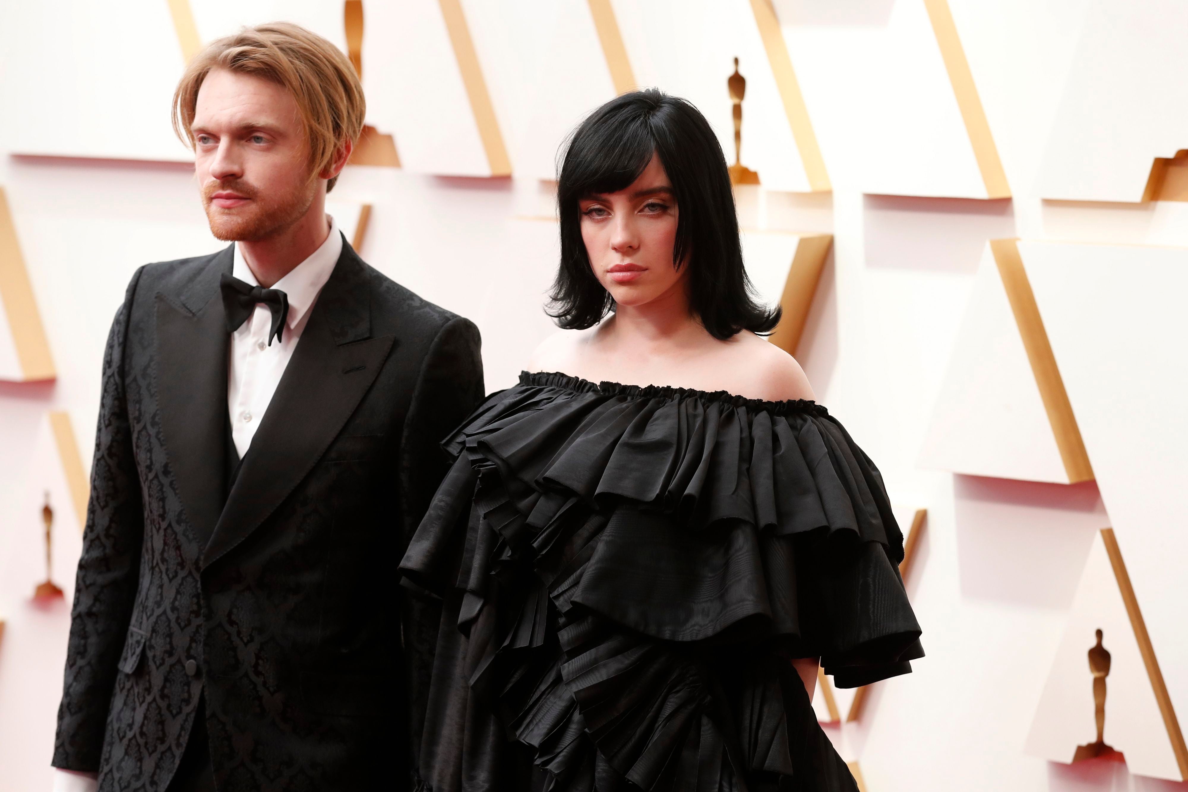 Hollywood (United States), 27/03/2022.- Finneas (L) and Billie Eilish arrive for the 94th annual Academy Awards ceremony at the Dolby Theatre in Hollywood, Los Angeles, California, USA, 27 March 2022. The Oscars are presented for outstanding individual or collective efforts in filmmaking in 24 categories. (Estados Unidos) EFE/EPA/DAVID SWANSON
