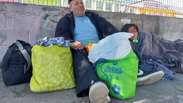 Ayudan a familia deportada de EU que vive en la calle
