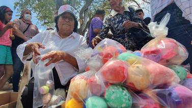 Doña "Tencha" por medio siglo, le ha dado colorido a la Pascua
