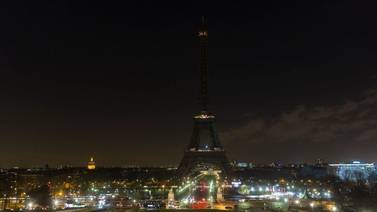 Apagarán Torre Eiffel en homenaje a víctimas de feminicidios