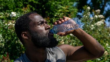 La mejor bebida para hidratarse que NO es agua, según estudios