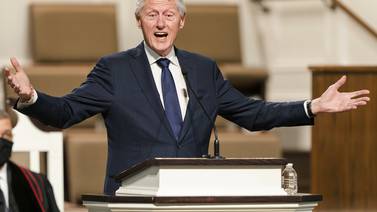 "Me dijo: no te preocupes, soy estéril, después de que abusó de mi": Afirma víctima de Bill Clinton en Twitter