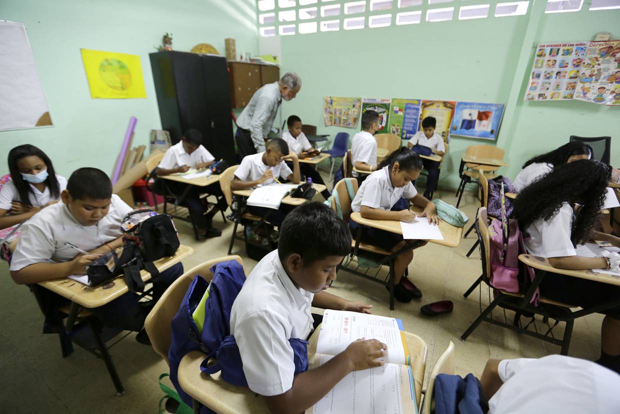 Fotografía de archivo que muestra estudiantes mientras asisten a clase en la escuela bilingüe Severino Hernandez, en Ciudad de Panamá (Panamá). EFE/Carlos Lemos