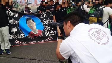 Familias hacen plantón en Palacio Nacional pidiendo justicia para los 43 de Ayotzinapa