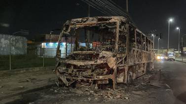 Doce detenidos en Río de Janeiro por incendiar 35 autobuses tras muerte de líder