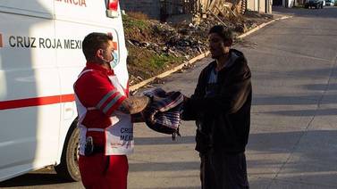 Cruz Roja Rosarito entrega cobijas personas en situación de calle