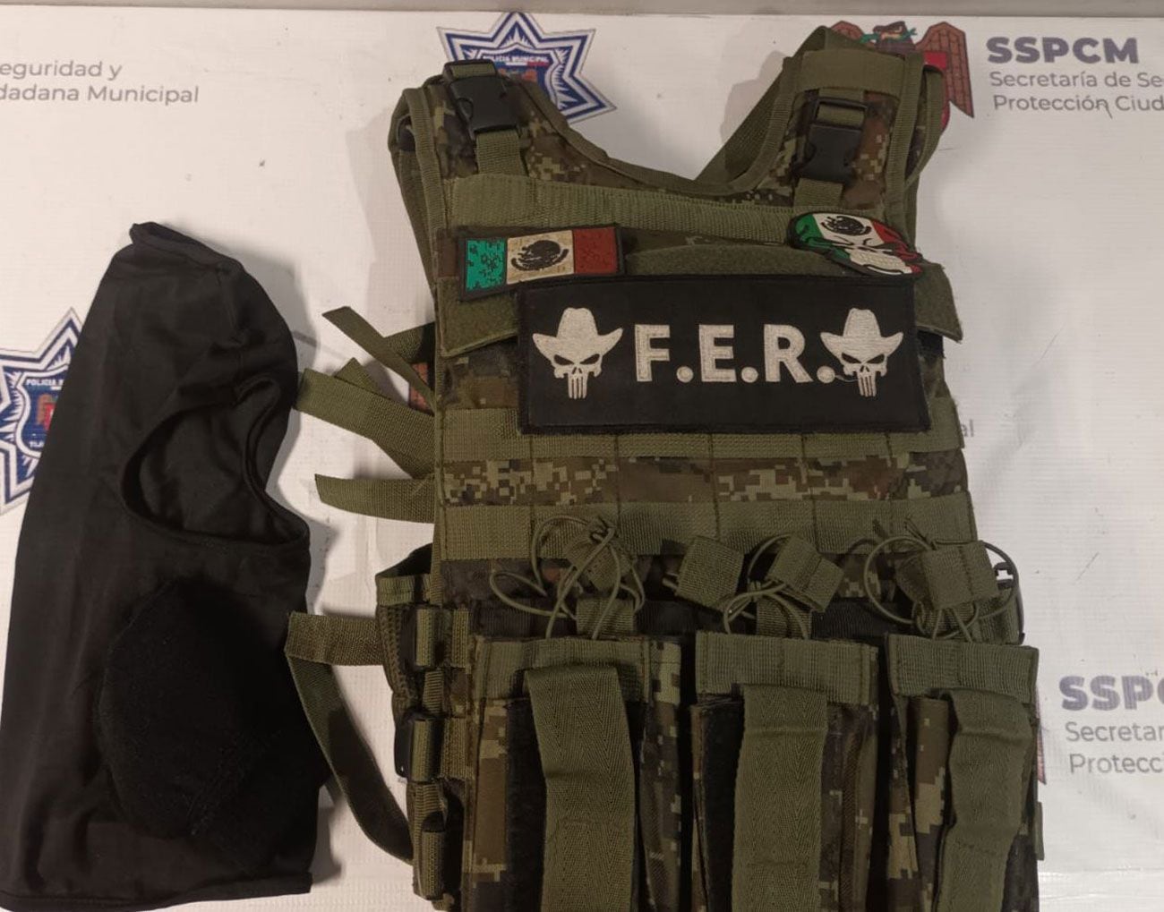 El chaleco que portaba el detenido tenía las siglas “F.E.R”, al parecer en alusión a un grupo delictivo.