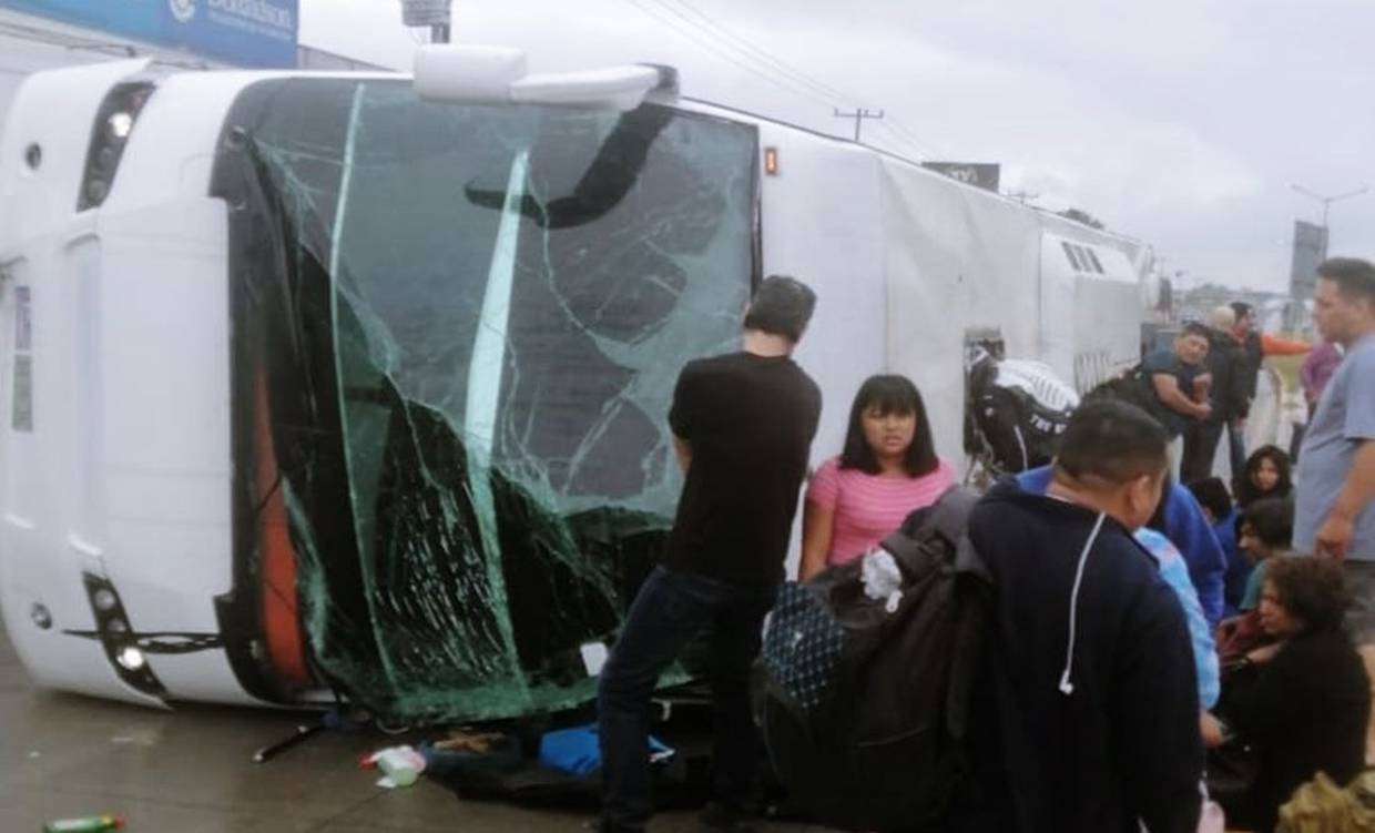 Más de 50 heridos tras volcadura de autobús de turistas en Nuevo León