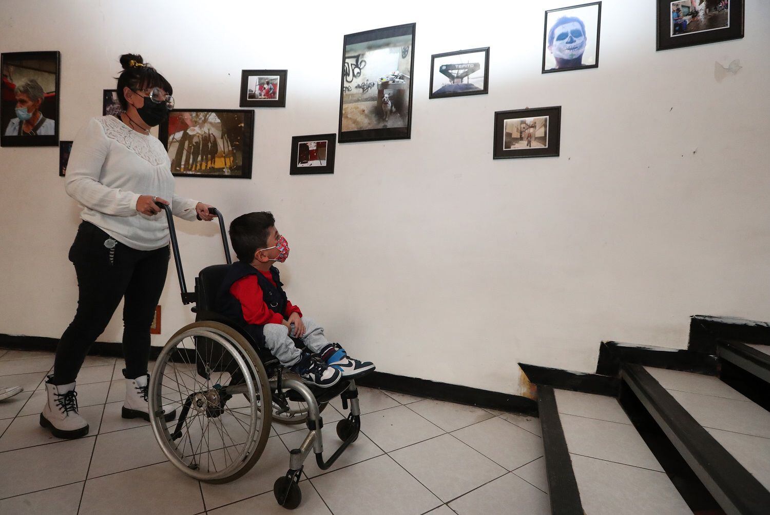 El niño fotógrafo Edmar recorre su propia exposición en la Casa de Cultura, en la Ciudad de México (México).EFE/ Mario Guzmán