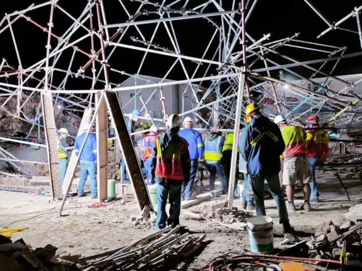 Rescatan viva entre escombros a persona atrapada varios días en edificio colapsado en Sudáfrica