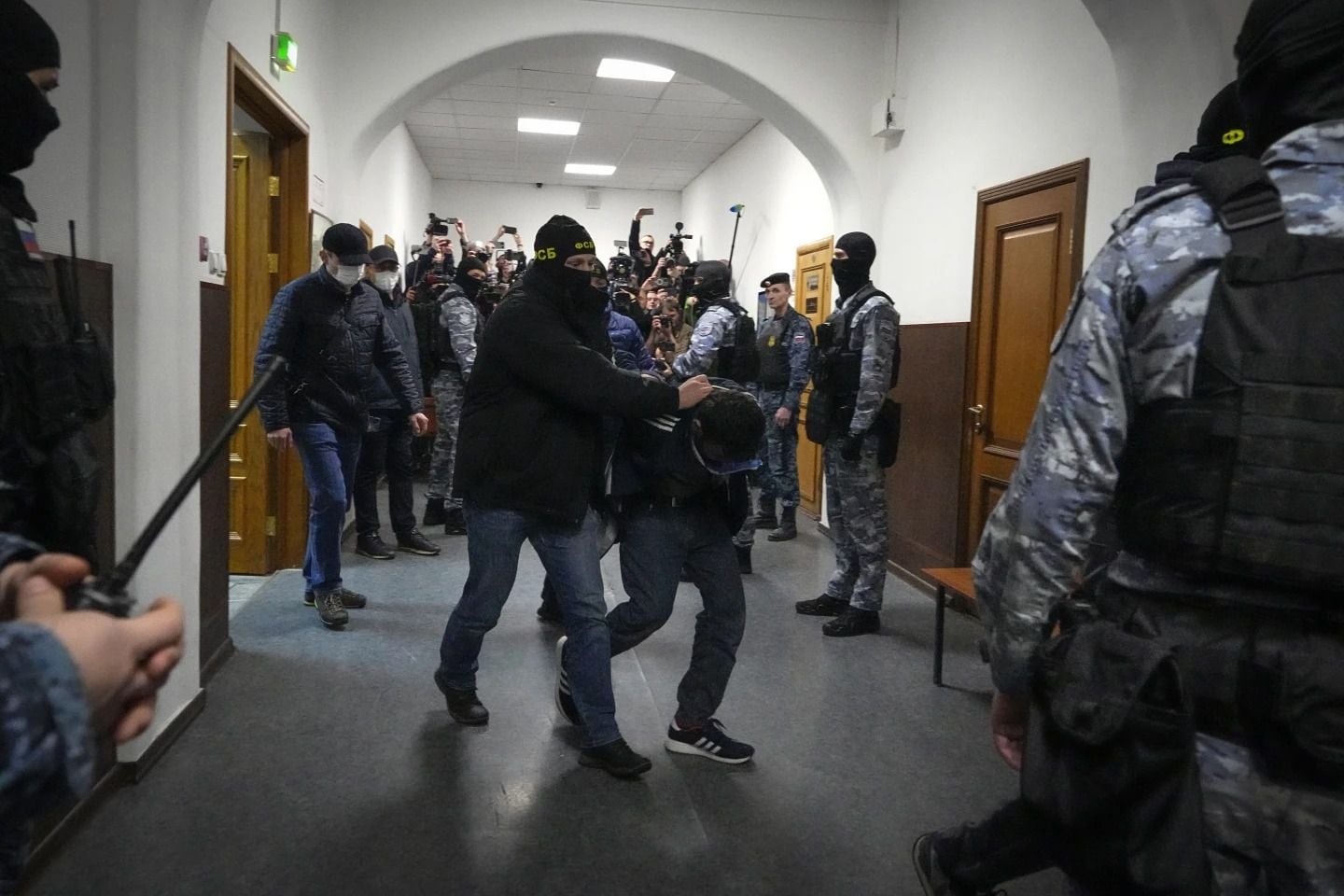 Uno de los sopechosos de participar en el ataque en una sala de conciertos en Moscú es escoltado por elementos de la policía en el tribunal Basmanny / AP Noticias