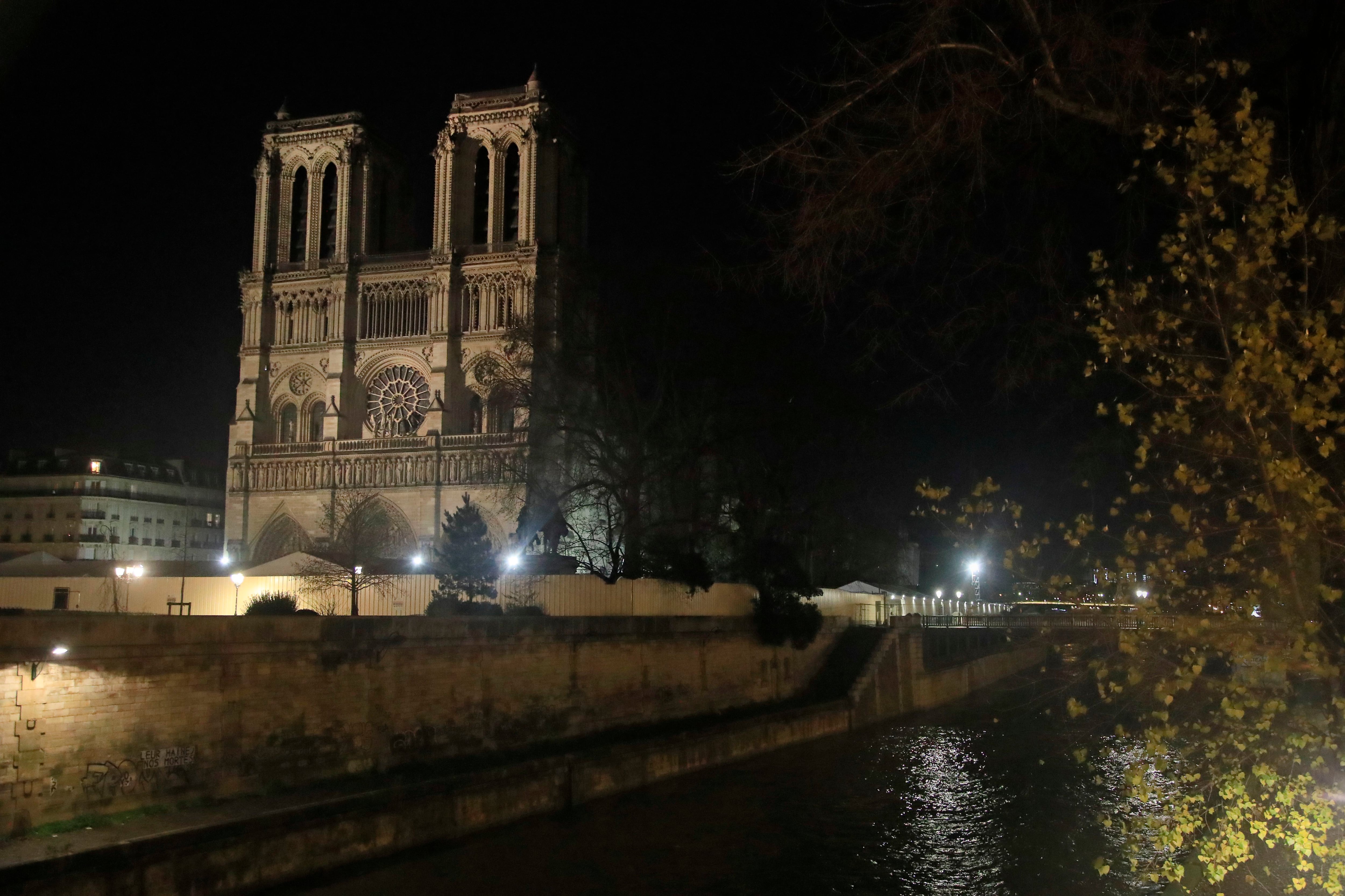 La catedral de Notre Dame se ve iluminada en París, el lunes 16 de diciembre de 2019. (AP Foto/Michel Euler)