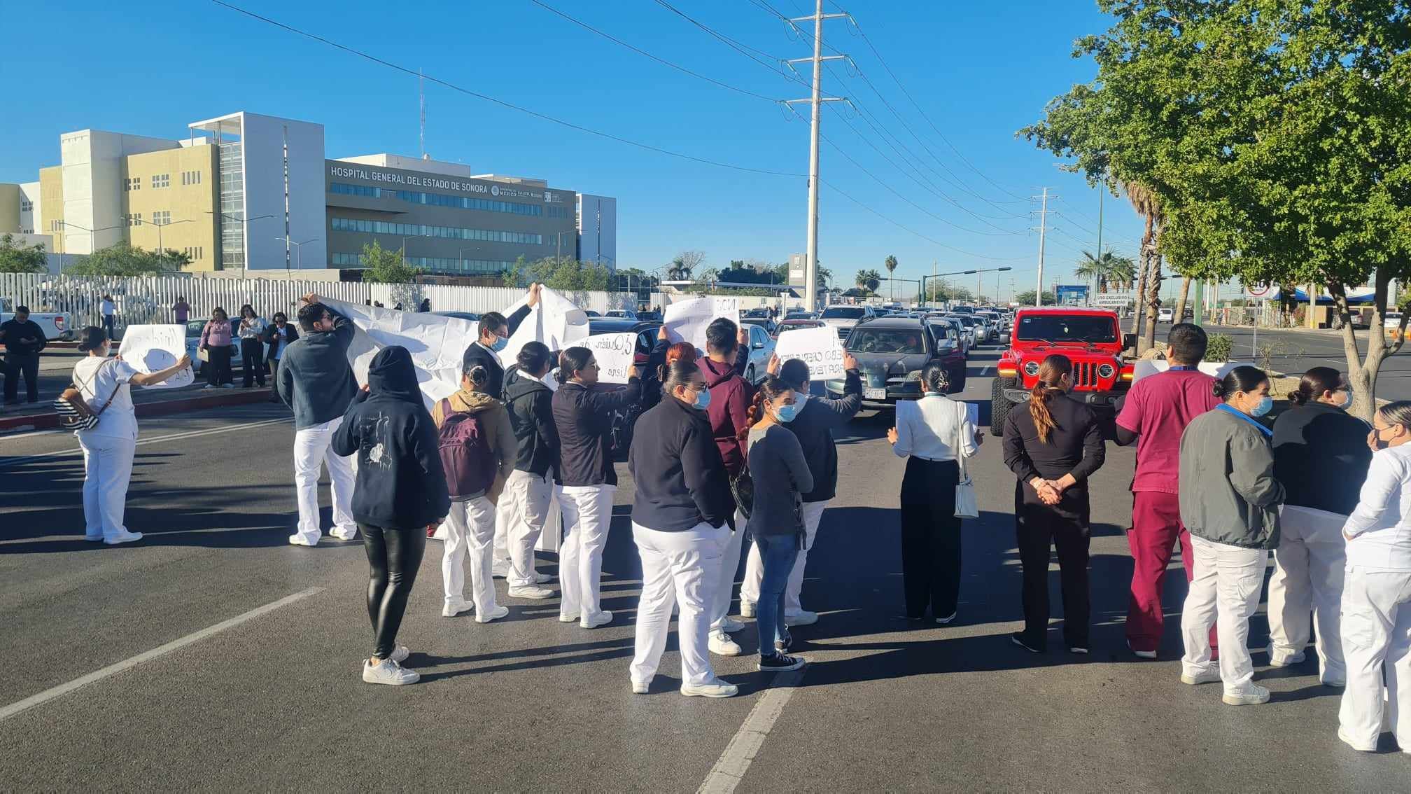Enfermeros que trabajan en hospitales de la Secretaría de Salud Sonora cerraron el bulevar Colosio en manifestación.