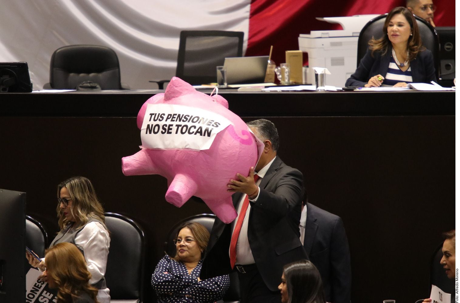 En medio de protestas de la oposición, diputados de Morena y aliados
avalaron la creación del Fondo de Pensiones, que plantea tomar recursos no reclamados en Afores. FOTO: AGENCIA REFORMA