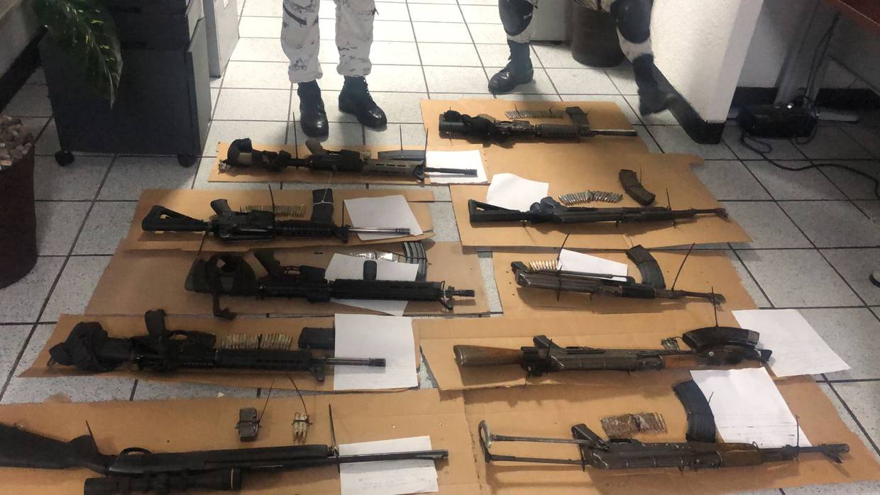 Fotografía de armas decomisadas por el Gobierno de México.