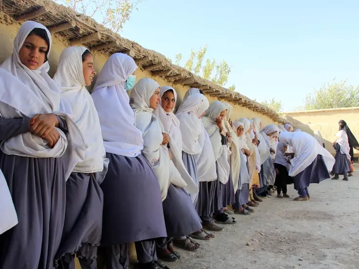 Envenenan 64 niñas dentro de escuela de Afganistán, en ataque contra la escolarización femenina
