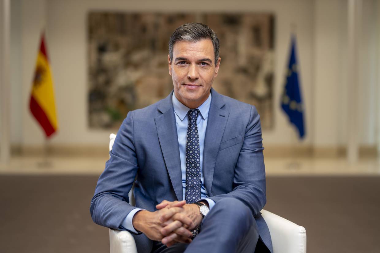 El presidente de gobierno español Pedro Sánchez en el Palacio de la Moncloa en Madrid el 27 de junio de 2022.  (Foto AP/Bernat Armangue)