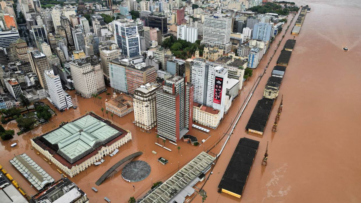 Un dron muestra el centro de la ciudad inundado después de que la gente fue evacuada en Porto Alegre, en el estado de Rio Grande do Sul, Brasil. 5 de mayo de 2024. REUTERS/Renan Mattos