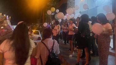 Despiden en Nogales a niña Samantha Zafiro con globos y oraciones