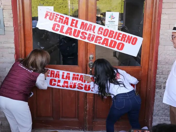 Candidatas de Morena clausuran puerta principal de la Presidencia Municipal de Villagrán, Guanajuato