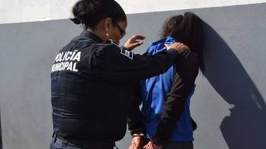 Policiaca Ensenada: Arrestan a mujer por robo de productos de belleza