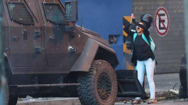 Indígenas incendian vehículo militar entre protestas en Ecuador