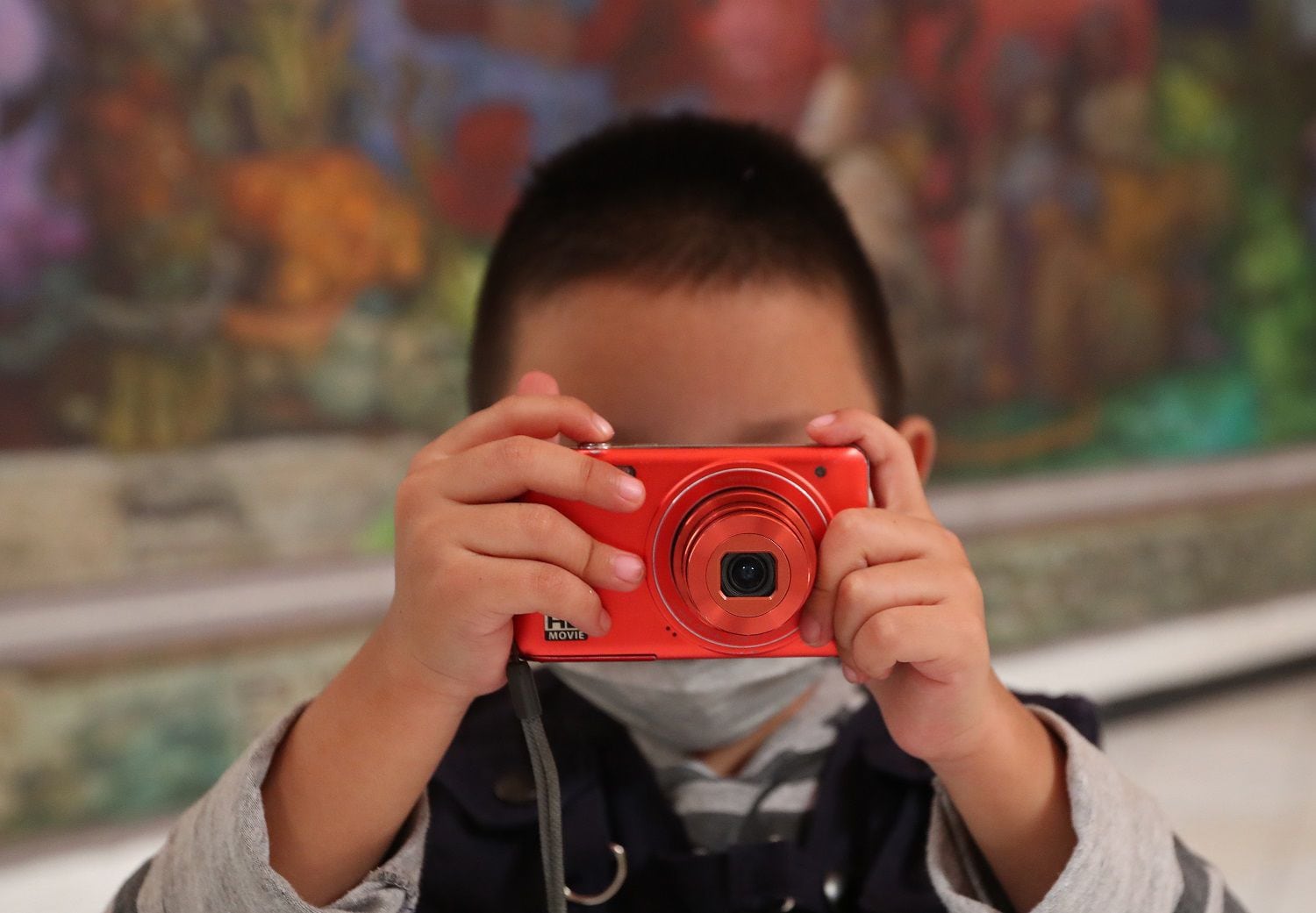 Un niño posa con sus cámara durante la inauguración de su propia exposición en la Casa de Cultura, en la Ciudad de México (México). EFE/ Mario Guzmán