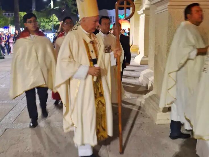 Arzobispo lidera emotiva Vigilia Pascual en Catedral de Hermosillo