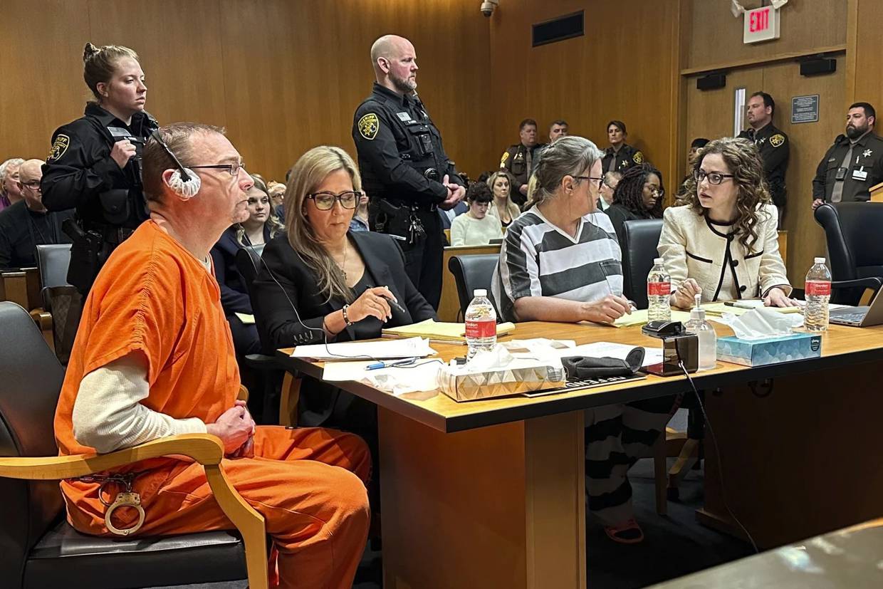 Padres de tirador de Michigan recibieron sentencia de al menos 10 años/ AP Noticias