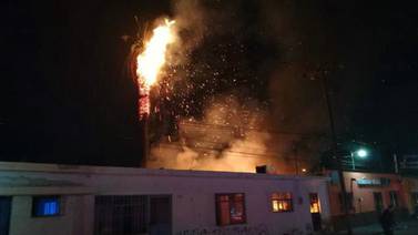 Incendian palmera en casa abandonada en el Centro y causa daños comercio aledaño