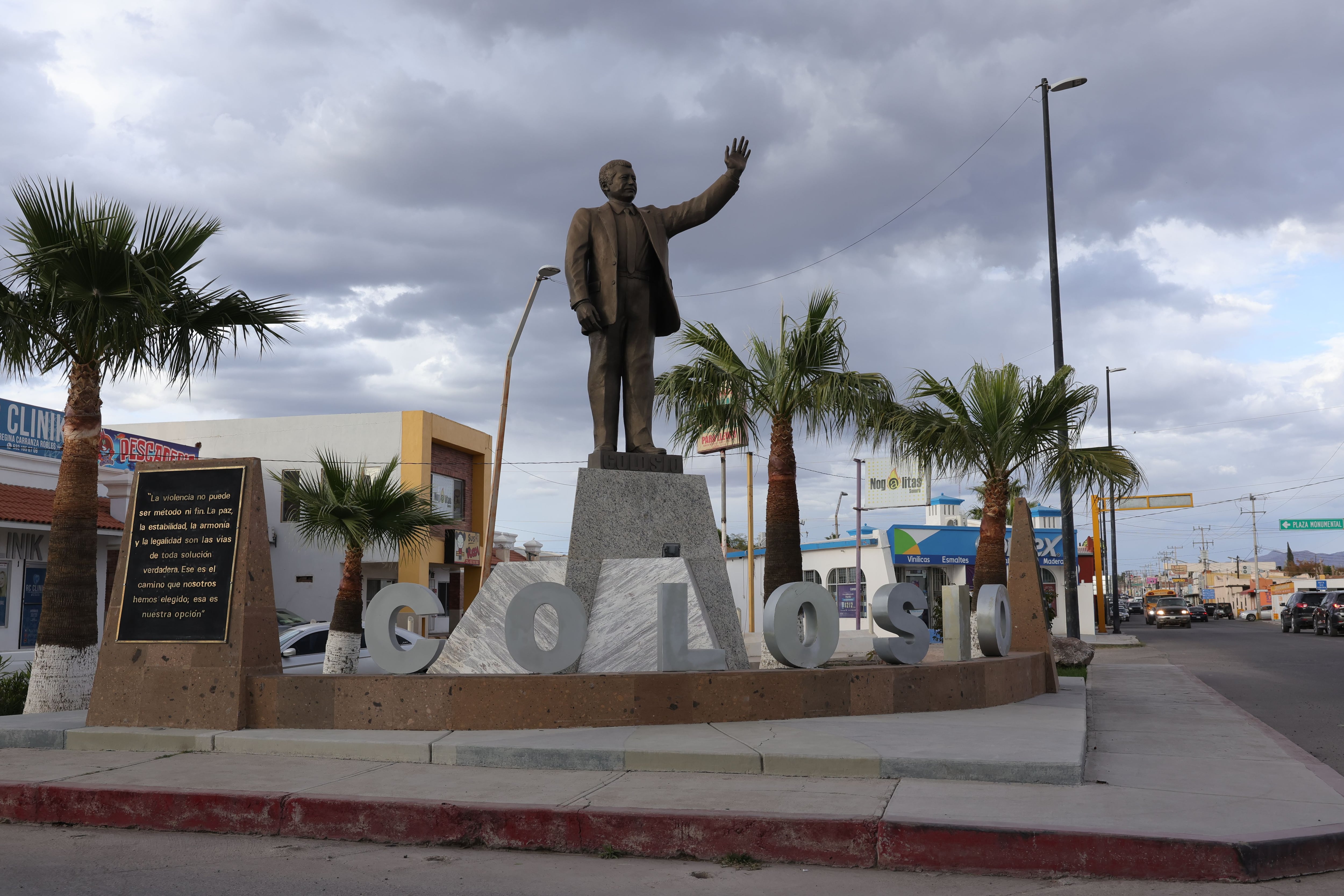 Estatua de Luis Donaldo Colosio colocada a un costado de la calle principal de Magdalena de Kino. FOTO: JULIÁN ORTEGA