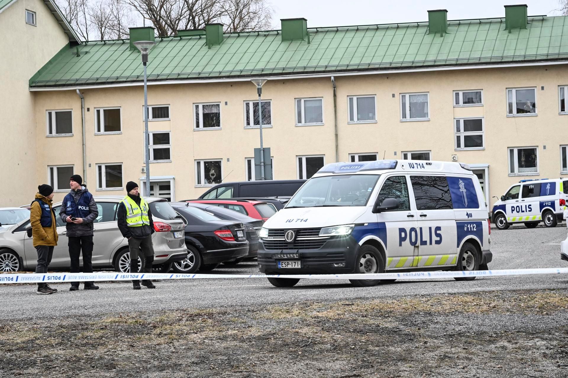 Vantaa (Finlandia), 02/04/2024.- Agentes de la policía en el lugar del tiroteo en una escuela en Vantaa, Finlandia, este martes. Tres niños de doce años resultaron heridos en un tiroteo en la escuela, el sospechoso, también de 12 años, huyó del lugar pero luego fue arrestado.EFE/KIMMO BRANDT