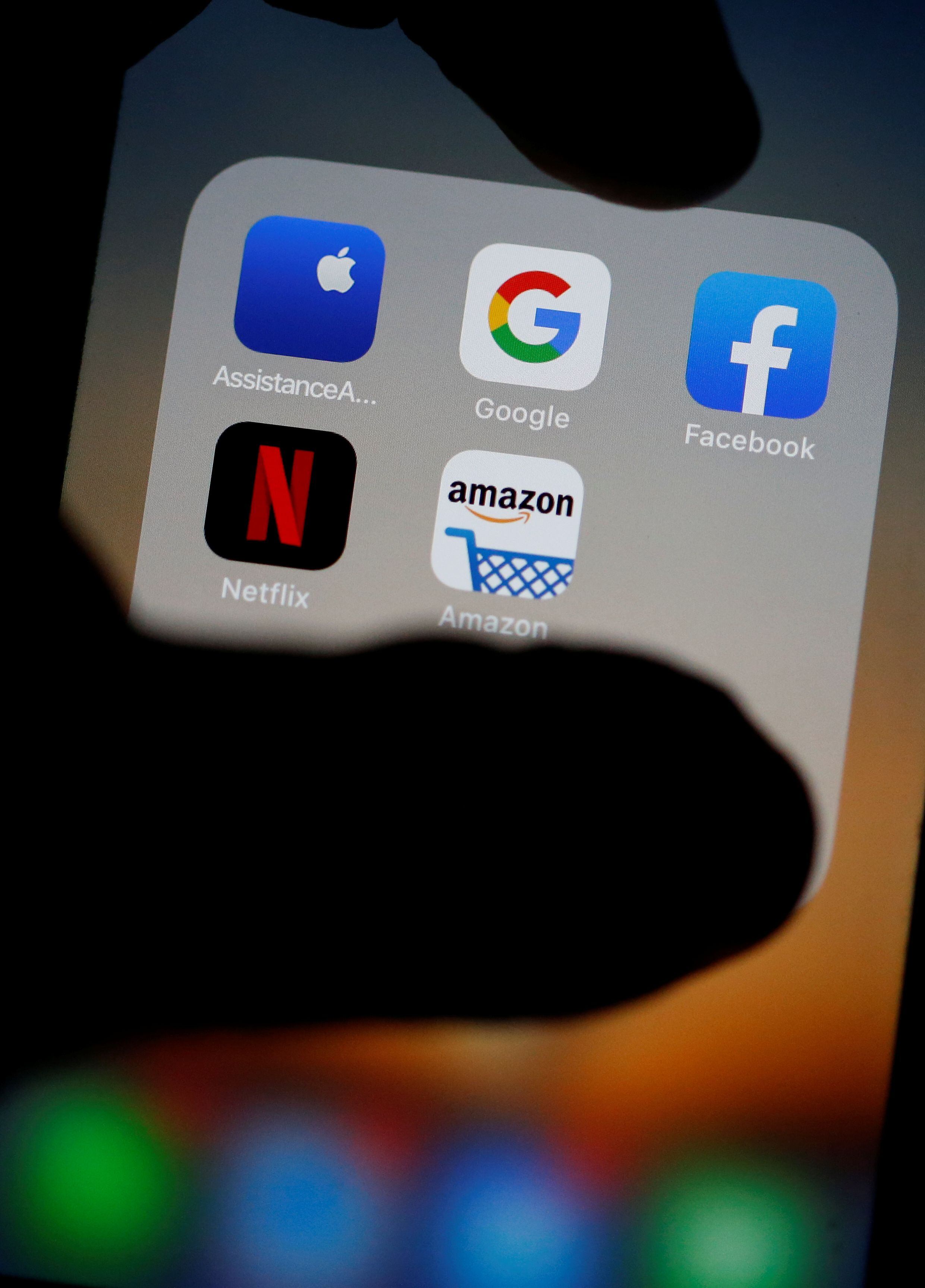 Ilustración fotográfica que muestra el logo de las aplicaciones para móvil de Google, Amazon, Facebook, Apple y Netflix en una pantalla. 3 diciembre 2019. REUTERS/Regis Duvignau