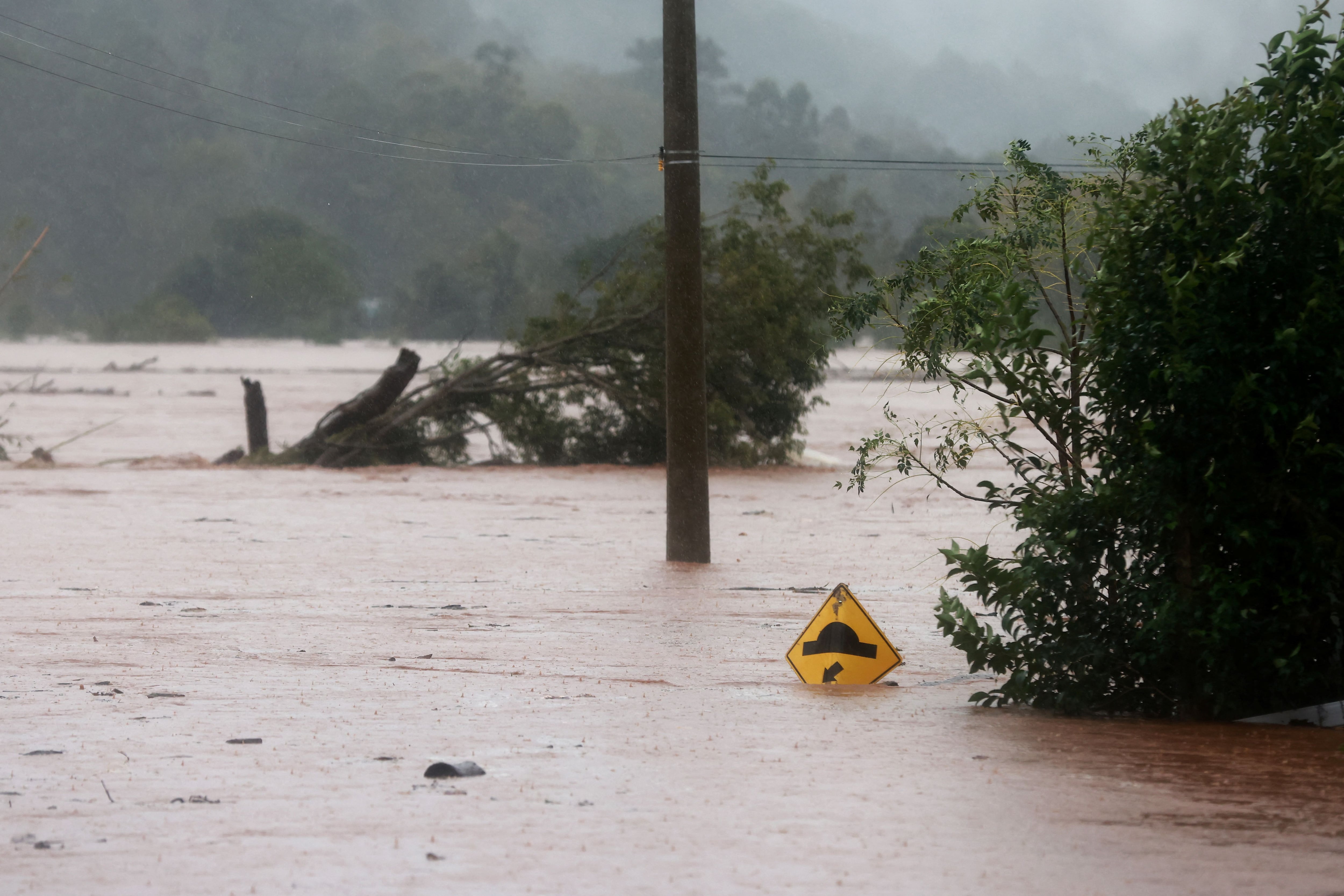 Una carretera inundada cerca del río Taquari durante las fuertes lluvias en la ciudad de Encantado | FOTO REUTERS/Diego Vara