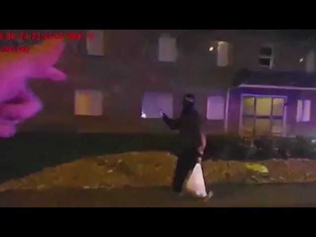 Parte del video de la cámara corporal que muestra la noche en que Elijah McClain fue confrontado por la Policía de Aurora | Foto X