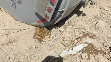 Atienden accidente de pipa con ácido sulfúrico en carretera Agua Prieta-Fronteras y cierran paso