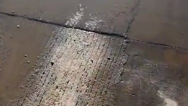 Preocupa a vecinos del Murúa fuga de agua entre lozas de pavimento