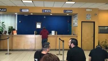 Esperan hasta 10 horas para obtener licencia de manejo en Rosarito