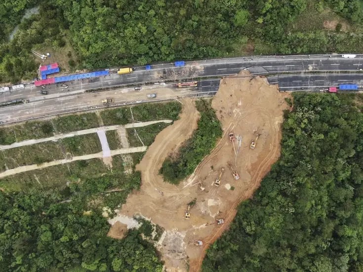 Chofer evita más muertes en derrumbe carretero en China bloqueando el paso con su camión