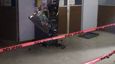 Comando armado irrumpe en alcaldía de Tula para robarse cajero automático; maniataron a la veladora
